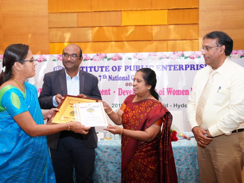 Ms. Rajalakshmi from ITC Ltd is Receiving the Excellence Award from Ms. Swarna Sankaran, ED(Fin), ECIL